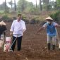 Presiden Jokowi bersama sejumlah petani Jeneponto | foto : Istimewa