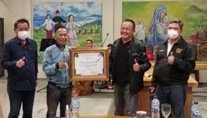 
 Wawali Tomohon Wenny Lumentut Terima PWI Sulut Award 2022