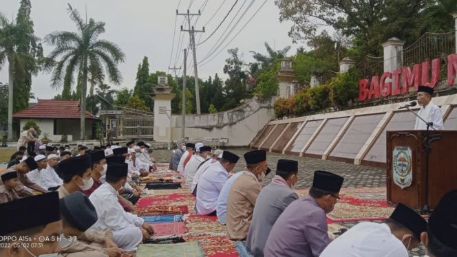 
 Bupati Merangin H Mashuri saat Sholat Idul Fitri di halaman kantor bupati