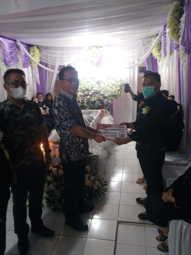 
 Melayat di Rumah Duka Keluarga Kalalo- Sompotan, Walikota Caroll Serahkan Santunan Duka