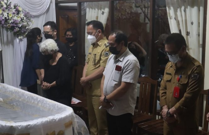 
 Walikota Caroll Senduk melayat di rumah duka Keluarga Posumah- Santosa