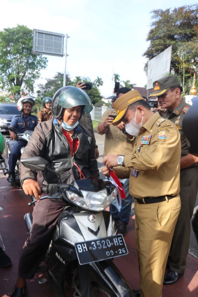 
 Gubernur Jambi Bagikan Bendera Merah Putih Kepada Pengendara di Jalan Raya