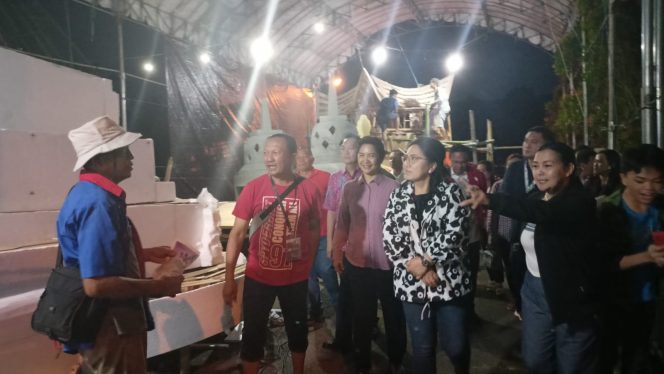 
 Didampingi Walikota Caroll, Rita Tamuntuan Kunjungi Hanggar Pantau Kesiapan Float
